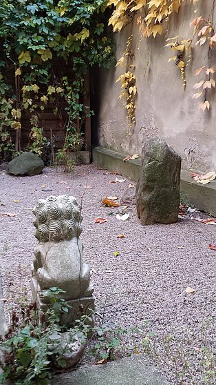 Steinfigur im Hof der Praxis im Bambusgarten